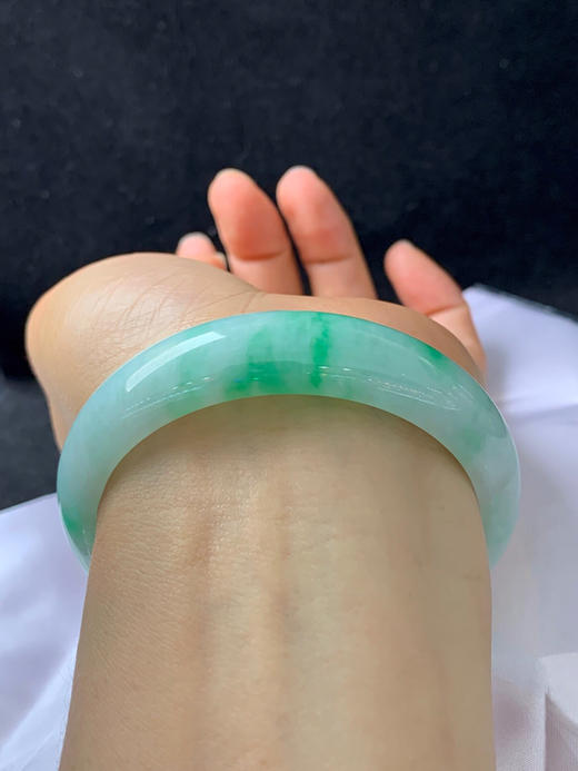 612848，57.8圈口，飘绿正圈平安镯，淡底色飘阳绿，色阳，底子细腻 商品图4