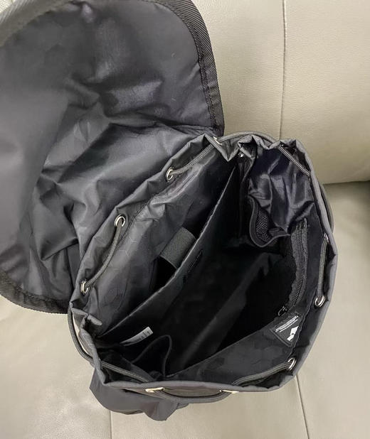 原单正品 DESCENTE迪桑特情侣同款尼龙抽绳户外双肩包

尺寸：36*36*10

代购1000➕ 商品图5