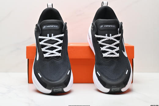 耐克NIKE VOMERO 18 PLUS舒适减震防滑低帮跑步鞋HM6805-101男女鞋 商品图6