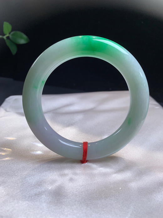 612847，57.5圆条手镯，色辣绿，条形不错，干净均匀 商品图1