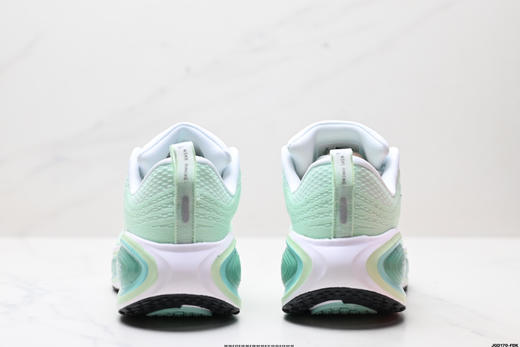 耐克NIKE VOMERO 18 PLUS舒适减震防滑低帮跑步鞋HM6805-101男女鞋 商品图5