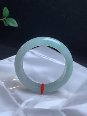 612844，56.5晴水底手镯，整条带淡淡的底色、清新干净、很秀气