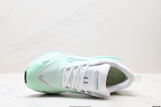 耐克NIKE VOMERO 18 PLUS舒适减震防滑低帮跑步鞋HM6805-101男女鞋 商品图1