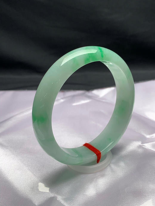 612848，57.8圈口，飘绿正圈平安镯，淡底色飘阳绿，色阳，底子细腻 商品图1