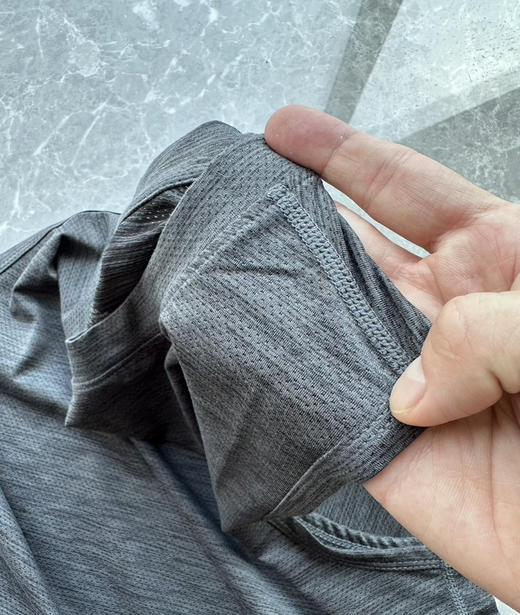 全新正品Asics亚瑟士弹力速干透跑步背心马拉松篮球运动坎肩
25年新款 官网35美金 3M反光印花logo
主标洗标全 无吊牌 黑色 灰色 都百搭
尺码M-XXL 商品图4