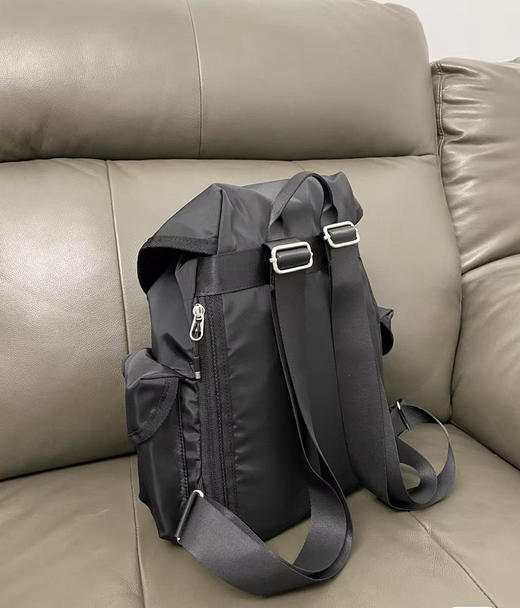 原单正品 DESCENTE迪桑特情侣同款尼龙抽绳户外双肩包

尺寸：36*36*10

代购1000➕ 商品图3