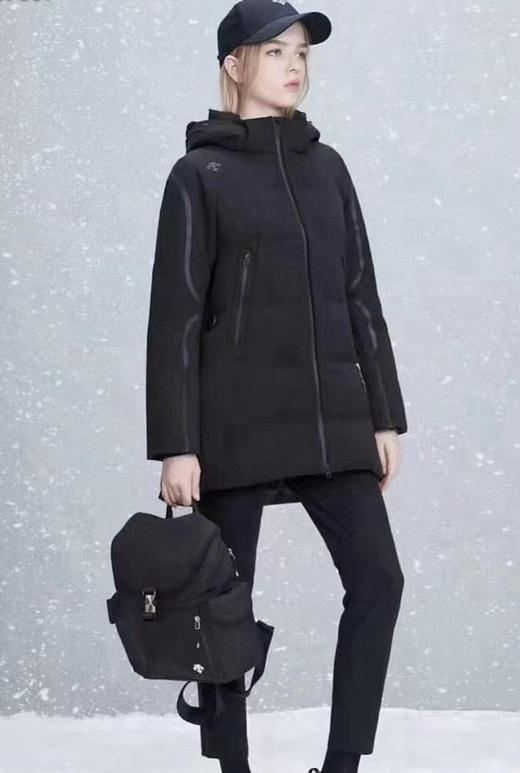 原单正品 DESCENTE迪桑特情侣同款尼龙抽绳户外双肩包

尺寸：36*36*10

代购1000➕ 商品图6