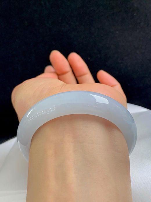 612850，55.6圈口，冰淡蓝正圈平安镯，很淡的蓝底色，条形好，冰润细腻 商品图4