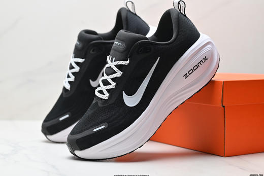 耐克NIKE VOMERO 18 PLUS舒适减震防滑低帮跑步鞋HM6805-101男女鞋 商品图7