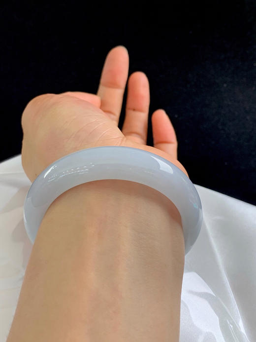 612850，55.6圈口，冰淡蓝正圈平安镯，很淡的蓝底色，条形好，冰润细腻 商品图5