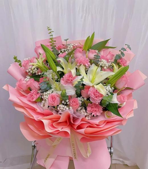 三只百合粉康粉梅花束 商品图0