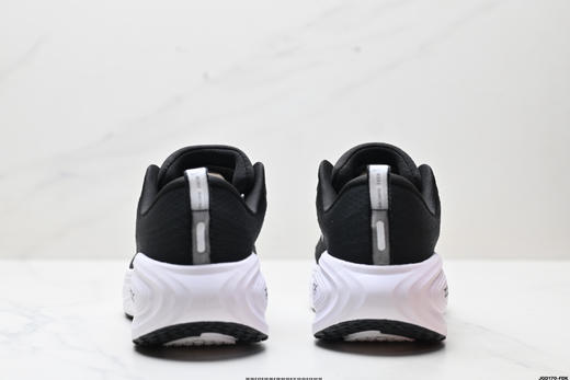 耐克NIKE VOMERO 18 PLUS舒适减震防滑低帮跑步鞋HM6805-101男女鞋 商品图5