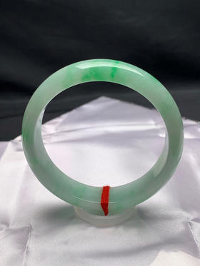 612848，57.8圈口，飘绿正圈平安镯，淡底色飘阳绿，色阳，底子细腻