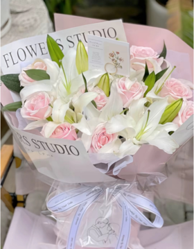 四支粉百合粉康粉梅花束