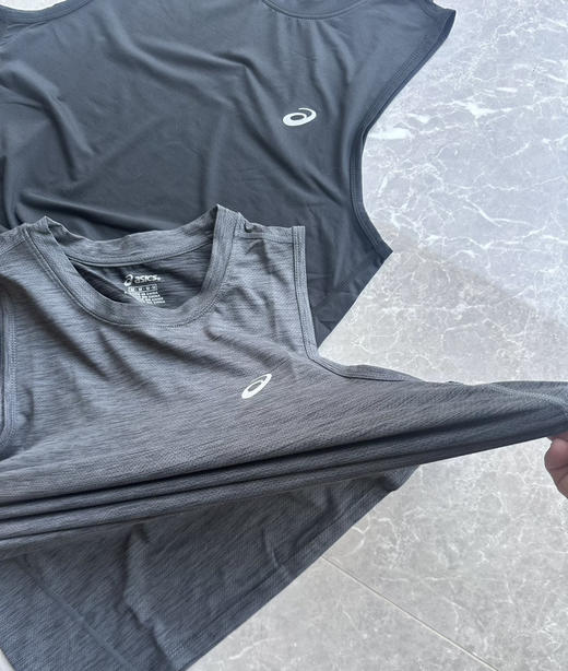 全新正品Asics亚瑟士弹力速干透跑步背心马拉松篮球运动坎肩
25年新款 官网35美金 3M反光印花logo
主标洗标全 无吊牌 黑色 灰色 都百搭
尺码M-XXL 商品图6