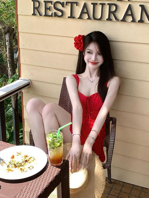 【敲级显白，海边度假必备！】明媚夏日2025新款泳衣女 夏季显白 海边度假小红裙 连衣裙式温泉泳装-QQ 商品图1