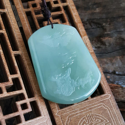 【天然正品】天然精品厚桩细腻糯冰种蓝水料马上发财无事牌翡翠吊坠项链53.8*41.8*7.7MM（皆取最大值）中性款现售价：3280！090425AH71 商品图8