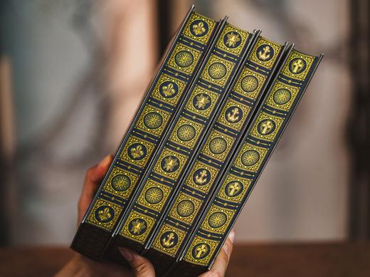 《基督山伯爵》（金装宝藏烫金刷边版·全4册） 赠礼1：大仲马纪念藏书票1枚。 赠礼2：《基督山伯爵》随机人物卡书签。 赠礼3：大仲马、基督山伯爵研究别册——《基督山宝藏》。  商品图2