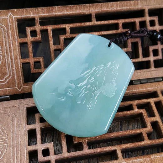 【天然正品】天然精品厚桩细腻糯冰种蓝水料马上发财无事牌翡翠吊坠项链53.8*41.8*7.7MM（皆取最大值）中性款现售价：3280！090425AH71 商品图2