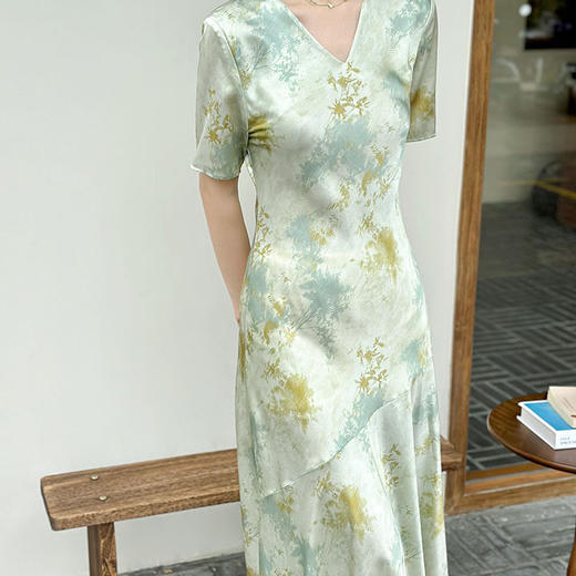 「K」洛诗琳13604气质真丝印花连衣裙2025新款国风晕染V领显瘦裙子1369 商品图1