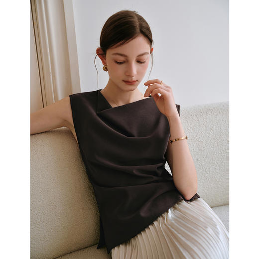 OLrain欧芮儿咖色不规则荡领无袖套头衫女夏季2025新款高级感上衣 商品图2