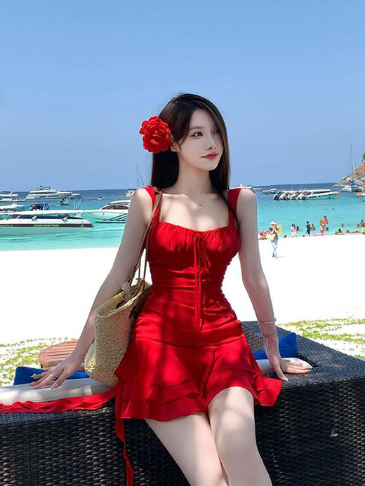 【敲级显白，海边度假必备！】明媚夏日2025新款泳衣女 夏季显白 海边度假小红裙 连衣裙式温泉泳装-QQ 商品图0