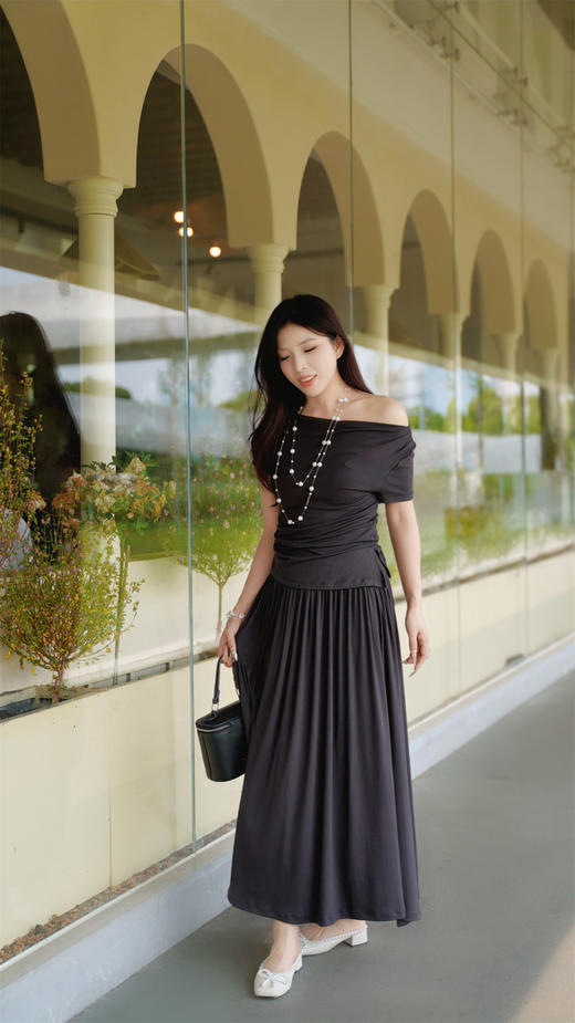 L1臣禾	【0感套装裙】一字领T恤 收腰百褶半身裙	JZ252010115 商品图7