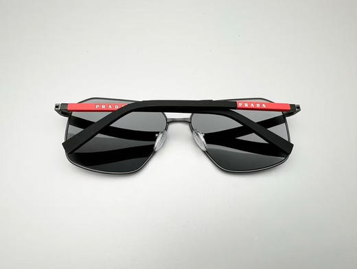 贸易公司渠道原单正品 PRADA普拉达男款太阳镜
款号：SPS A50
尺寸：60口14
总宽：140mm
适用人群：男
功能：偏光太阳镜
眼镜盒后配 商品图1