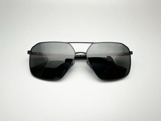 贸易公司渠道原单正品 PRADA普拉达男款太阳镜
款号：SPS A50
尺寸：60口14
总宽：140mm
适用人群：男
功能：偏光太阳镜
眼镜盒后配 商品图0