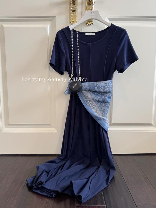 随身携带你的风景 | 简约通勤+黄金分割+舒适透气针织连衣裙 配丝巾 藏青色 商品图1