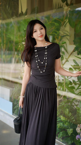 L1臣禾	【0感套装裙】一字领T恤 收腰百褶半身裙	JZ252010115