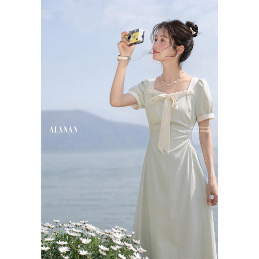 鹿向南「烟杏烷碧」绿色方领优雅短袖长裙女夏新款温柔收腰连衣裙 商品图1