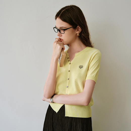 OLrain欧芮儿黄色刺绣毛针织开衫女夏季2025新款V领简约短袖上衣 商品图2