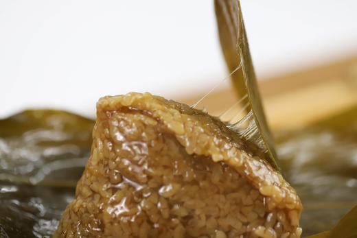 【国味粽师礼盒 一次收到12种粽子口味】四十二载匠心手作 【金丝小枣】选自闻名天下德州乐陵金丝小枣，其皮薄肉厚，枣香浓郁。 【糯米】选用东北优质糯米，黏糯有弹性，米香浓郁。 商品图3