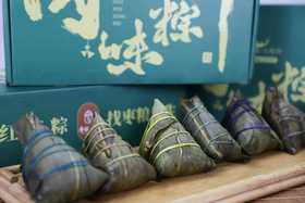 【国味粽师礼盒 一次收到12种粽子口味】四十二载匠心手作 【金丝小枣】选自闻名天下德州乐陵金丝小枣，其皮薄肉厚，枣香浓郁。 【糯米】选用东北优质糯米，黏糯有弹性，米香浓郁。