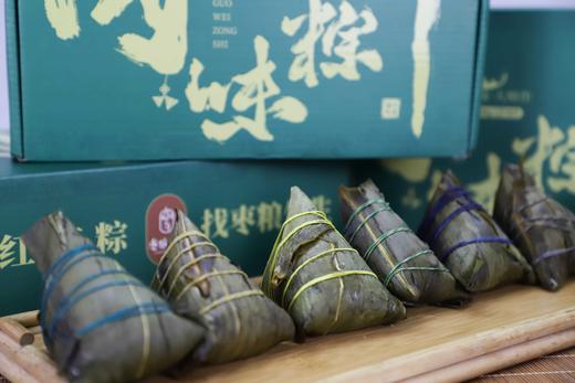 【国味粽师礼盒 一次收到12种粽子口味】四十二载匠心手作 【金丝小枣】选自闻名天下德州乐陵金丝小枣，其皮薄肉厚，枣香浓郁。 【糯米】选用东北优质糯米，黏糯有弹性，米香浓郁。 商品图0