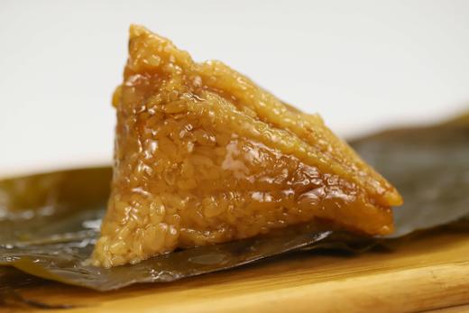 【国味粽师礼盒 一次收到12种粽子口味】四十二载匠心手作 【金丝小枣】选自闻名天下德州乐陵金丝小枣，其皮薄肉厚，枣香浓郁。 【糯米】选用东北优质糯米，黏糯有弹性，米香浓郁。 商品图9