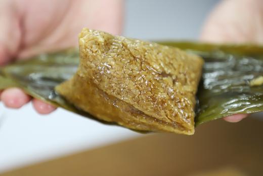 【国味粽师礼盒 一次收到12种粽子口味】四十二载匠心手作 【金丝小枣】选自闻名天下德州乐陵金丝小枣，其皮薄肉厚，枣香浓郁。 【糯米】选用东北优质糯米，黏糯有弹性，米香浓郁。 商品图1