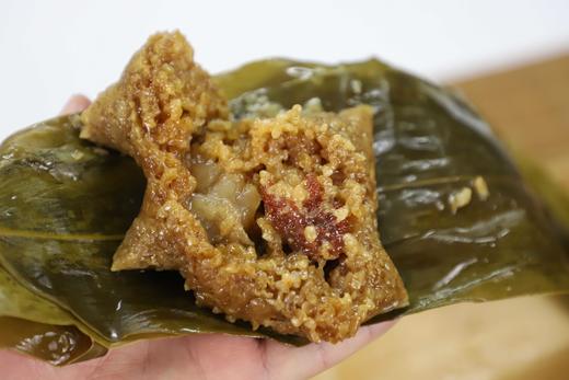 【国味粽师礼盒 一次收到12种粽子口味】四十二载匠心手作 【金丝小枣】选自闻名天下德州乐陵金丝小枣，其皮薄肉厚，枣香浓郁。 【糯米】选用东北优质糯米，黏糯有弹性，米香浓郁。 商品图4