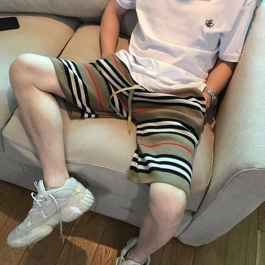 点此购买 巴宝莉夏季男女款经典条纹格子羊毛短裤五分裤 LL 317509 商品图0