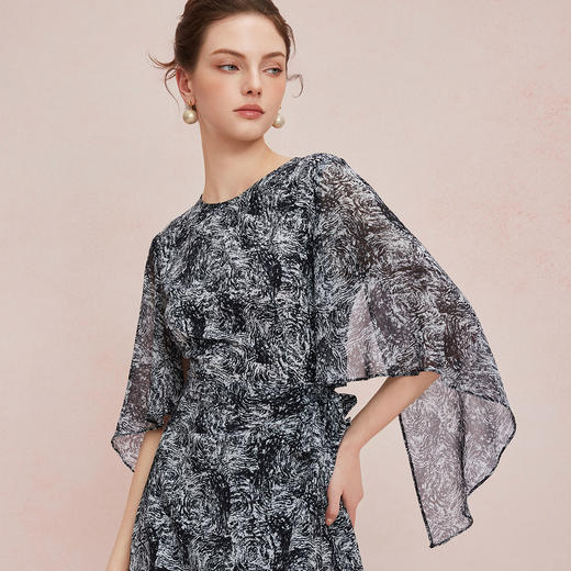 QF867斯尔丽2025夏季新款设计感抛袖下摆裹裙法式碎花显瘦高连衣裙 商品图2