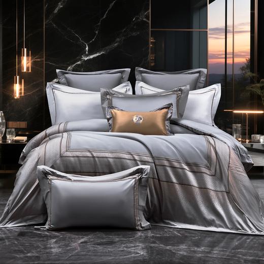 多喜爱 60S全棉色织提花四件套·晏礼 【60S长绒棉】【色织提花】【三方拼边工艺】【宽边枕套】【礼箱包装】轻奢品质 柔润丝光 高支高密 花型立体 双面设计 商品图0