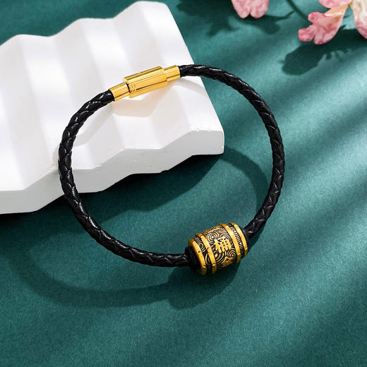 【限时7.5折】【定价黄金】足金 #电黑金 3D硬金电黑金一桶金不可调节黑编织皮绳手链成品手串（扣饰材质为合金，绳约3.8mm）(RFXJB0013-B)预售产品下单后不退款不退货不换货不补差价 商品图3