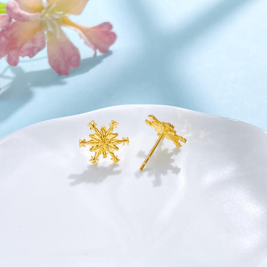 【限时克减128元】足金999 （足金999字印）5G黄金绕线雪花耳钉（配胶塞）(AV5GES00010)预售产品下单后不退款不退货不换货不补差价 商品图1