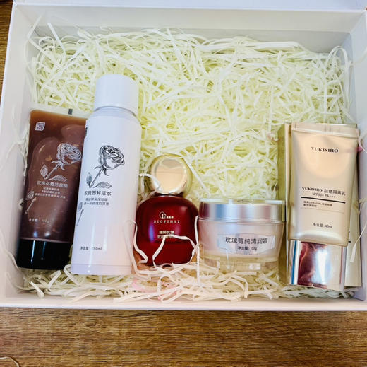 玫瑰主题限定悦人悦己伴手礼：玫瑰花瓣洁面晶 玫瑰果油 150ml玫瑰园鲜活水 50g玫瑰菁纯霜 5片玫瑰花萃面膜 手护组合两件套（椰奶护手霜和茶树手消）：纯原料级鲜活玫瑰香氛主打，还可组合其他心悦组合 商品图10