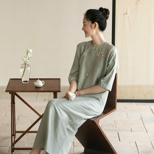 牧衣游原创 重磅双宫绸精工手绣桑蚕丝连衣裙复古中式长裙 月初斜 商品图0