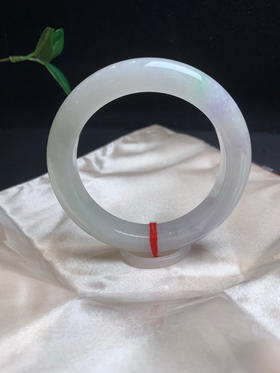 612864，57.8 淡紫飘绿手镯，整体底子均匀细腻，俗称 春彩，飘点绿带点紫