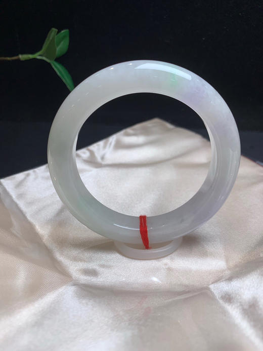 612864，57.8 淡紫飘绿手镯，整体底子均匀细腻，俗称 春彩，飘点绿带点紫 商品图1