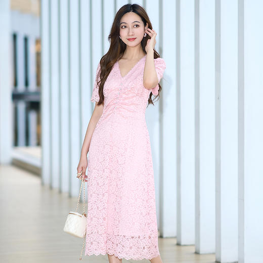 EITIE爱特爱法式复古粉色蕾丝V领压褶修身显瘦连衣裙夏季新款B2407330A 商品图3