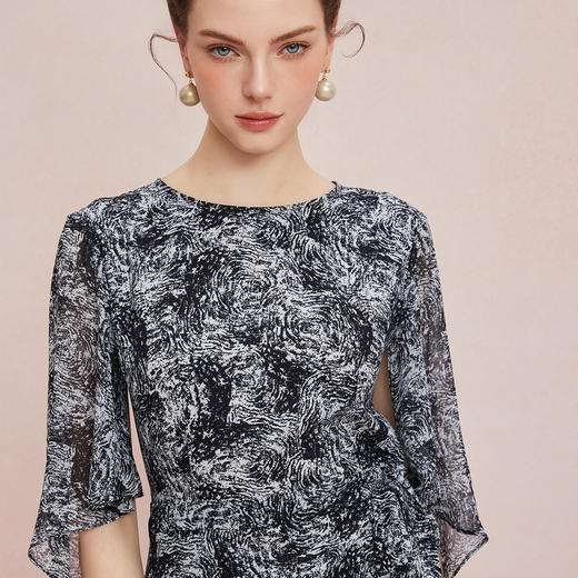 QF867斯尔丽2025夏季新款设计感抛袖下摆裹裙法式碎花显瘦高连衣裙 商品图4